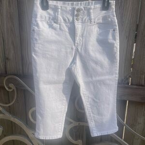 D. Jeans Lady’s Capris in White; Size 6